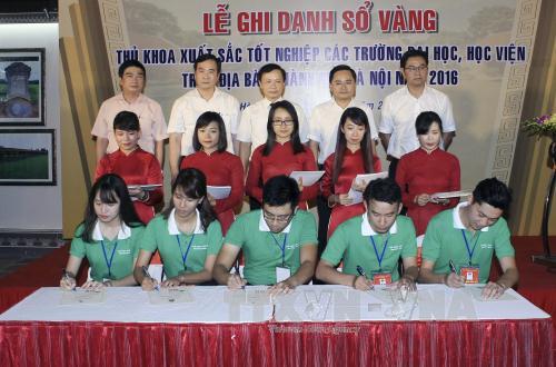 Hà Nội vinh danh các thủ khoa xuất sắc ảnh 1